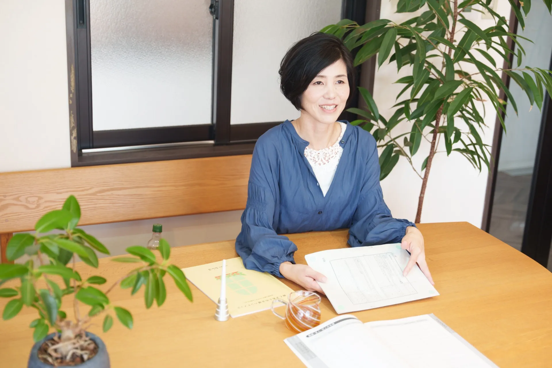 女性スタッフが丁寧に対応